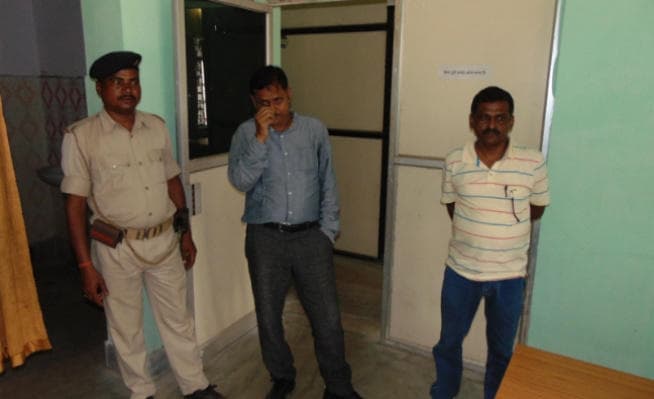 दुमका : जिला पशुपालन पदाधिकारी डॉक्टर विजय कुमार सिंह 20,000 घूस लेते रंगे हाथ गिरफ्तार