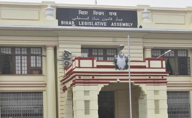 बिहार : विधानमंडल परिसर में भाजपा के दो माननीय अापस में भिड़े, पढ़ें...क्या है मामला
