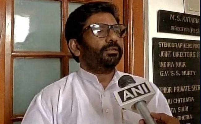 एयर इंडिया कर्मी पर हमला : शिवसेना सांसद खिलाफ जांच के लिए पुलिस ने किया घटना का नाट्य रुपांतरण