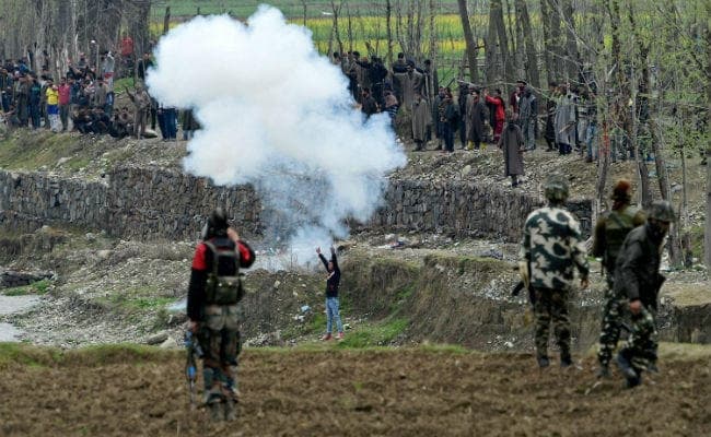 घाटी में हिंसक संघर्षों के बाद तनावपूर्ण शांति, व्हाट्सएप से संचालित किये जा रहे पत्थरबाज घाटी में हिंसक संघर्षों के बाद तनावपूर्ण शांति, व्हाट्सएप से संचालित किये जा रहे पत्थरबाज