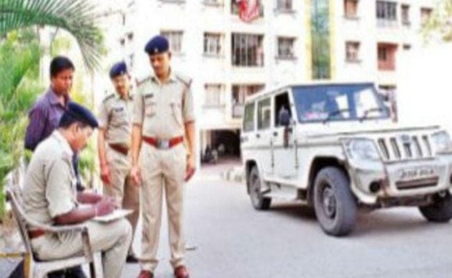 फरारी में अखिलेश सिंह के थे दो ही काम, पत्नी के साथ घूमना और संपत्ति खरीदना