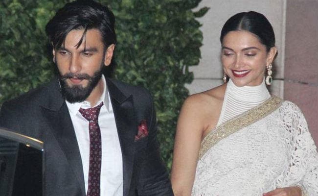 एयरपोर्ट पर स्‍पॉट हुए रणवीर सिंह और दीपिका पादुकोण