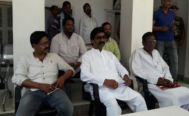 झारखंड के सीएम फोटो कॉपी की तरह, दिल्ली-यूपी वाला फैसला अगले दिन यहां होता है : हेमंत सोरेन