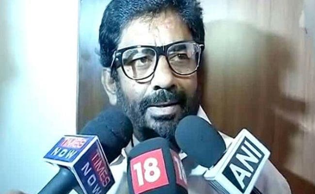 गायकवाड़ मामला : शिवसेना ने कहा - गुंडे की तरह व्यवहार कर रहा है एयरलाइन