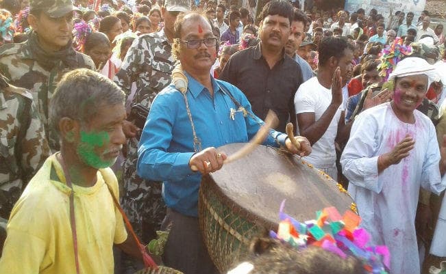 सिसई में सरहुल महोत्सव में शामिल हुए स्पीकर डॉ दिनेश उरांव