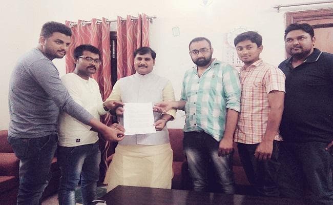 बिहार बोर्ड में अंगरेजी को अनिवार्य करने की मांग, दिल्ली पहुंच कर युवाओं ने सांसद को सौंपा पत्र