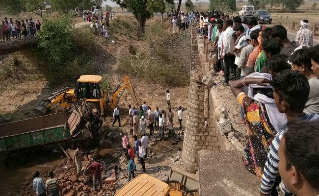 गुमला : बॉक्साइड ट्रक पुल से नीचे गिरा, तीन लोगों की दबकर मौत, PHOTOs