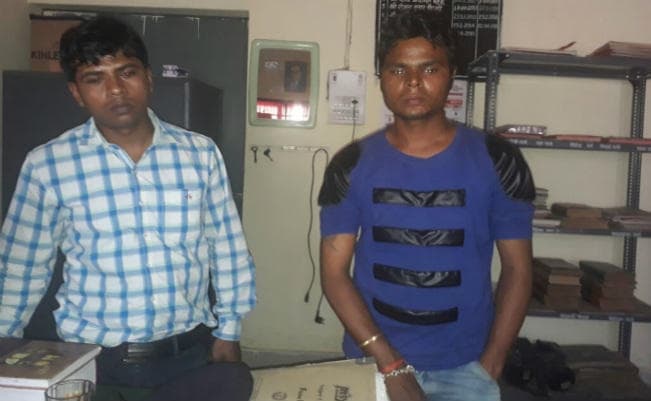 कोडरमा में पुलिस ने फिर कार में जब्त किया शराब, दो गिरफ्तार