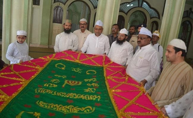 सीएम नीतीश ने अजमेरशरीफ में चादरपोशी के लिये सौंपी चादर