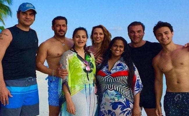 PHOTOS: फिर सलमान संग नजर आई यूलिया वंतूर, ग्लैमरस लुक में दिखीं मलाइका अरोड़ा