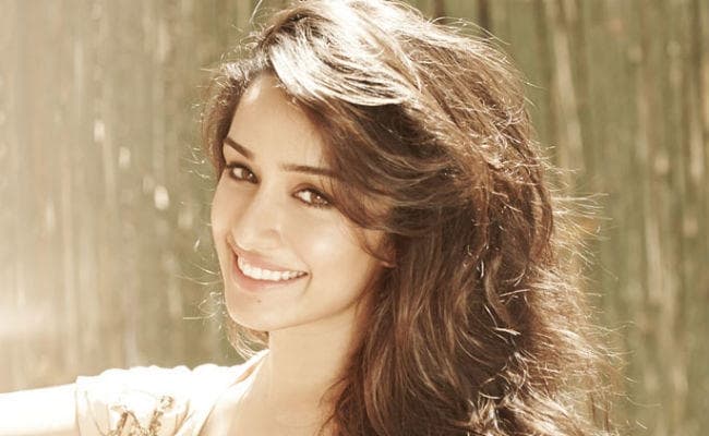 गर्ल गैंग संग रेस्‍टोरेंट के बाहर स्‍पॉट की गई श्रद्धा कपूर, वीडियो