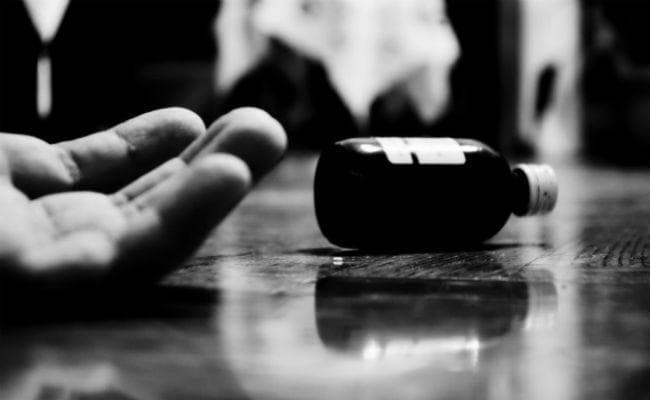 प्रेमी ने दोस्तों के साथ मिल प्रेमिका को पिलाया जहर
