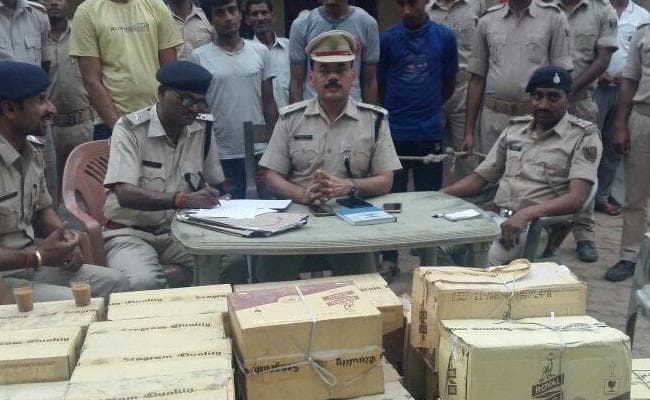 दरभंगा पुलिस ने 224 कार्टून शराब बरामद की, चार कारोबारी गिरफ्तार