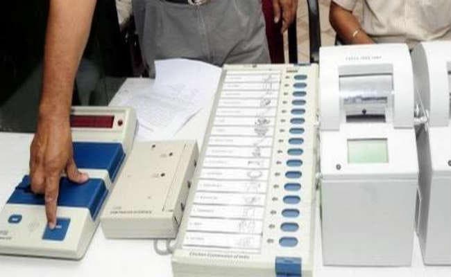 EVM में गड़बड़ी : निकली सिर्फ कमल की पर्ची, EC ने मांगी रिपोर्ट DM और SP का ट्रांसफर