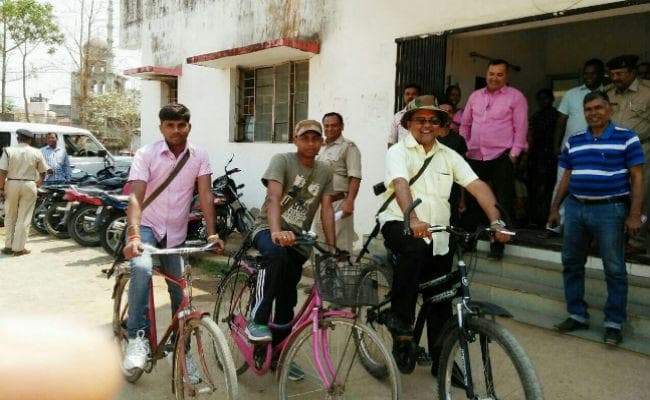 अवैध शराब दुकानों के खिलाफ छापेमारी के लिए सादे लिबास में साइकिल से निकले डीएसपी