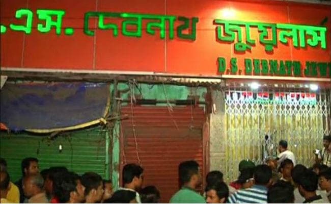 ज्‍वेलरी दुकान में डकैती, मालिक की गोली मारकर हत्‍या, एक महिला सहित 4 जख्‍मी