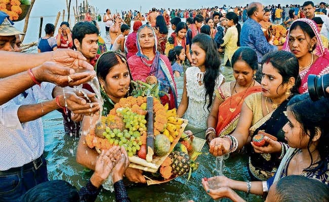 सूर्य को अर्घ देने घाटों पर उमड़ी श्रद्धालुओं की भीड़