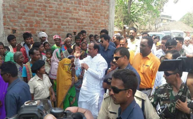 लिट्टीपाड़ा उपचुनाव : गोपीकांदर पहुंचे रघुवर दास, कहा - हेमंत गरीबी का दर्द समझ नहीं सकते