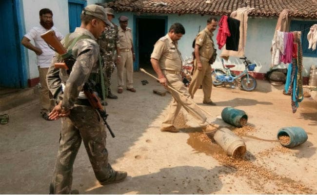 पुलिस को देख मीट व मुर्गा बेचने वाले भागे, थानेदार ने शराब दुकानें करायी बंद