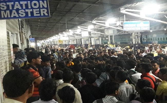 VIDEO : बिहार के मुजफ्फरपुर में पैसेंजर ट्रेन रद, यात्रियाें का हंगामा