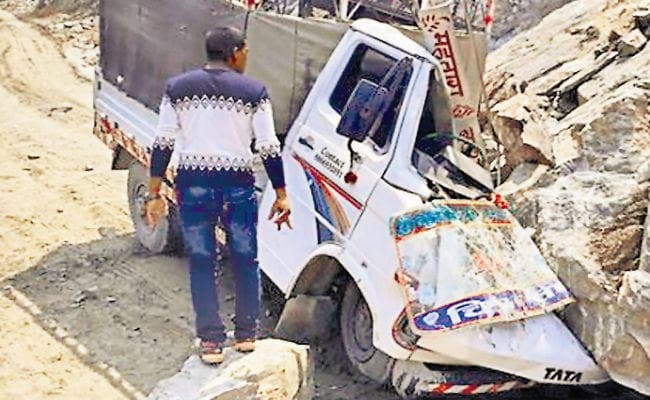 रोड पर टूट कर गिरा पहाड़, दो लोगों की मौत, छह घायल