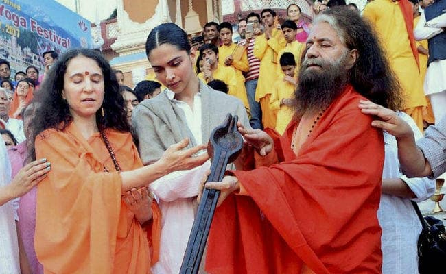 PHOTOS: ऋषिकेश पहुंच गंगा आरती में शामिल हुई दीपिका पादुकोण, लोगों से की ये अपील