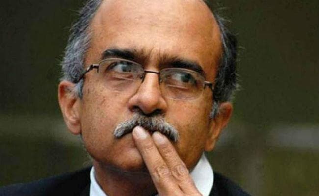 भगवान कृष्ण पर कमेंट कर बुरे फंसे प्रशांत भूषण, अंतत: ट्विट किया डिलीट और मांगी माफी