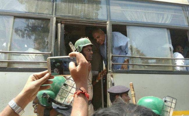 हिरासत में लिये गये यशवंत सिन्हा को कैंप जेल में रखा गया, भीड़ ने किया पथराव, दो पुलिसकर्मी घायल