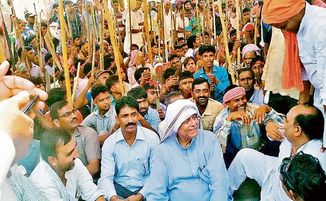 विवादित रास्ते से जुलूस निकालने का प्रयास, चकमा देकर महुदी पहुंचे पूर्व केंद्रीय वित्त मंत्री यशवंत सिन्हा