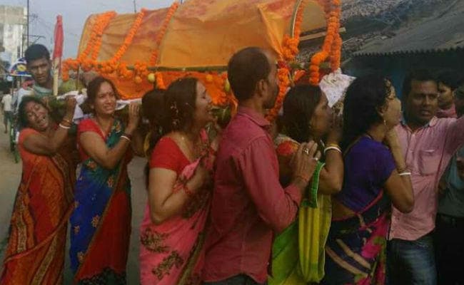 जब नौ बेटियों ने दिया पिता की अर्थी को कंधा तो...