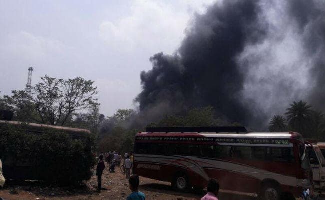 दुमका : सरकारी बस पड़ाव में लगी भीषण आग
