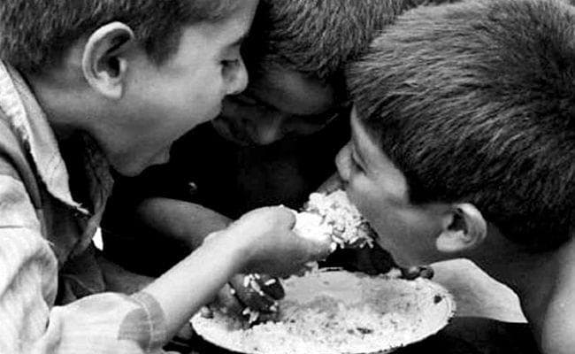 भरे पेट की दुनिया में भूखे बच्चे