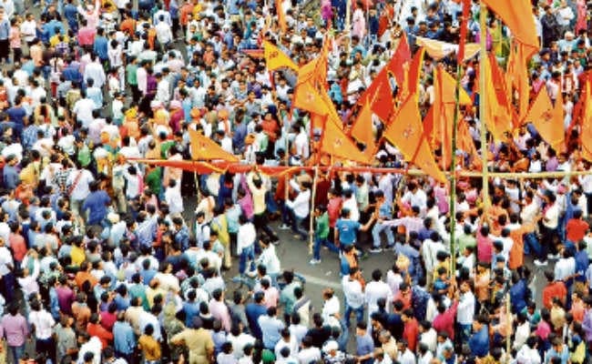 बरकट्ठा में दुकानें फूंकी, चतरा में वाहन तोड़े, धार्मिक जुलूस के दौरान विवाद, दो गुट भिड़े