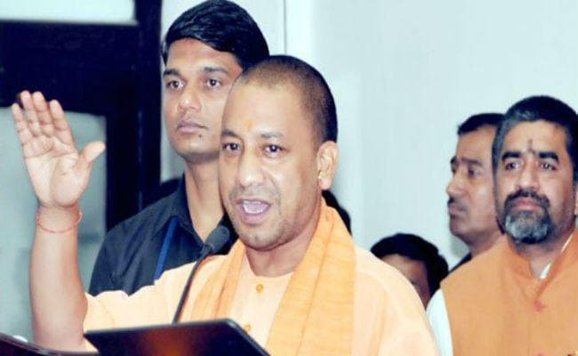 बोले योगी आदित्यनाथ- भूख से मौत पर डीएम, इलाज के अभाव में मौत पर सीएमओ जिम्मेवार