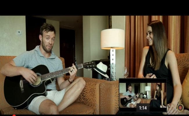 ...जब एबी डिविलियर्स बने सिंगर गाया पत्नी संग गाना, बजाया गिटार