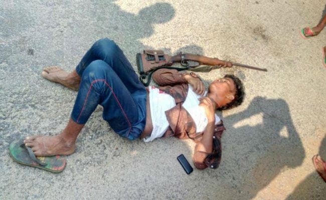 हथियार पहुंचाने जा रहे दो युवकों को बीच सड़क गोली मारी गयी