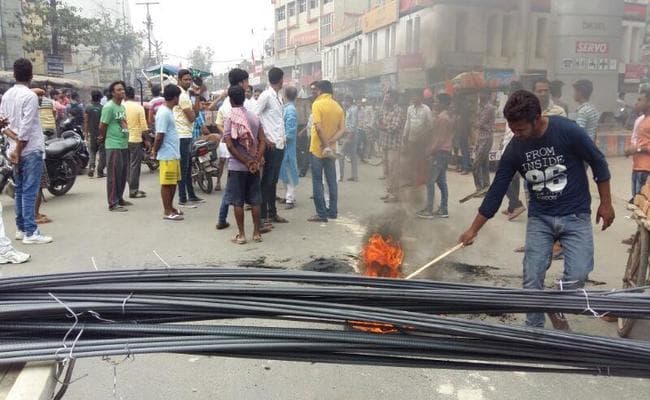 VIDEO : डबल मर्डर से उबला मुजफ्फरपुर के लोगों का गुस्सा, आगजनी कर किया सड़क जाम