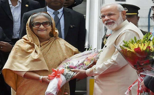प्रोटोकॉल तोड़ हसीना का स्वागत करने पहुंचे मोदी