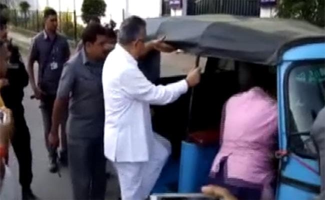 ऑटो में बैठ कलेक्ट्रेट पहुंच गए CM रमन सिंह