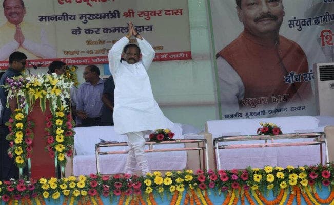 बोकारो के पेटरवार में मुख्यमंत्री रघुवर दास ने कई योजनाओं का शिलान्यास-उदघाटन किया