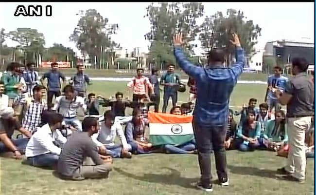 राष्ट्रगान के अपमान पर जम्मू यूनिवर्सिटी में तनाव, एबीवीपी कार्यकर्ताओं का प्रदर्शन