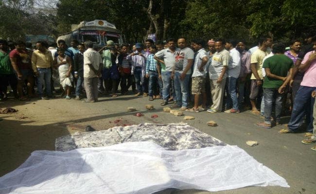 गुमला : बैंक अधिकारी की पत्नी को ट्रक ने कुचला, मौत