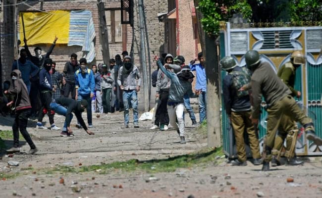 श्रीनगर उपचुनाव : भीड़ ने सुरक्षा बलों पर फेंके पत्‍थर, जवाबी गोलीबारी में 5 की मौत, 36 घायल