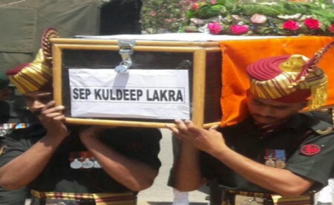 कश्मीर में शहीद हुए झारखंड के जवानों का शव रांची पहुंचा, राज्यपाल ने दी श्रद्धांजलि