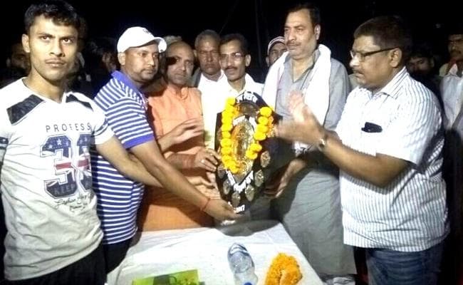 बक्सर : स्वच्छता अभियान के तहत आयोजित फुटबॉल मैच में इटाढ़ी की 3-2 से जीत