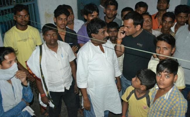 बक्सर : धनबाद विधायक के घर से फंदे से लटका मिला युवक का शव, हत्या की आशंका