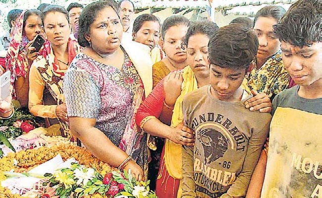 कश्मीर में शहीद जवानों का हुआ अंतिम संस्कार: जहां हो रही थी शादी की तैयारी, वहां तिरंगे में लिपटा आया शव