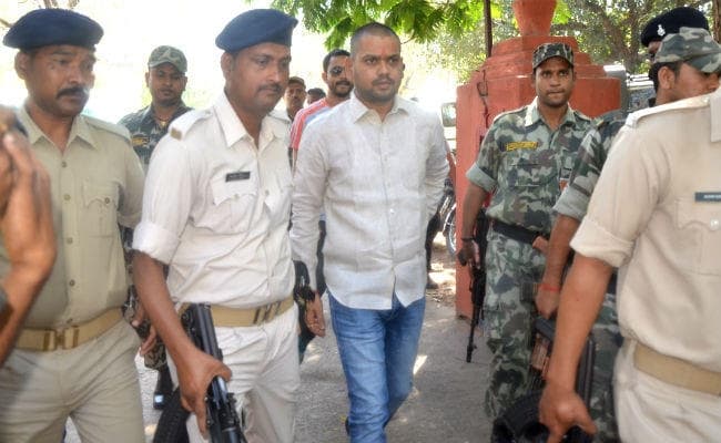 नीरज हत्याकांड : डीआईजी साकेत कुमार का दावा, विधायक संजीव सिंह ने रची थी साजिश