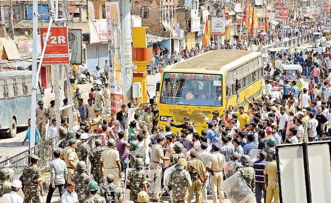 आक्रामक हुड़दंगियों से सख्ती से निबटे सरकार