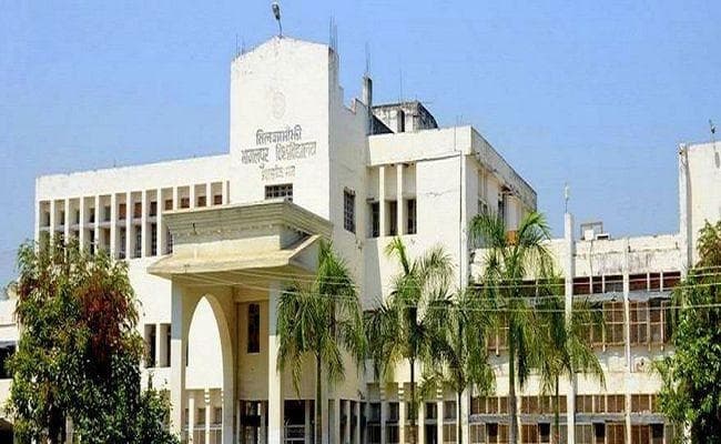 प्रश्न पत्र नहीं छपने पर परीक्षार्थियों का हंगामा